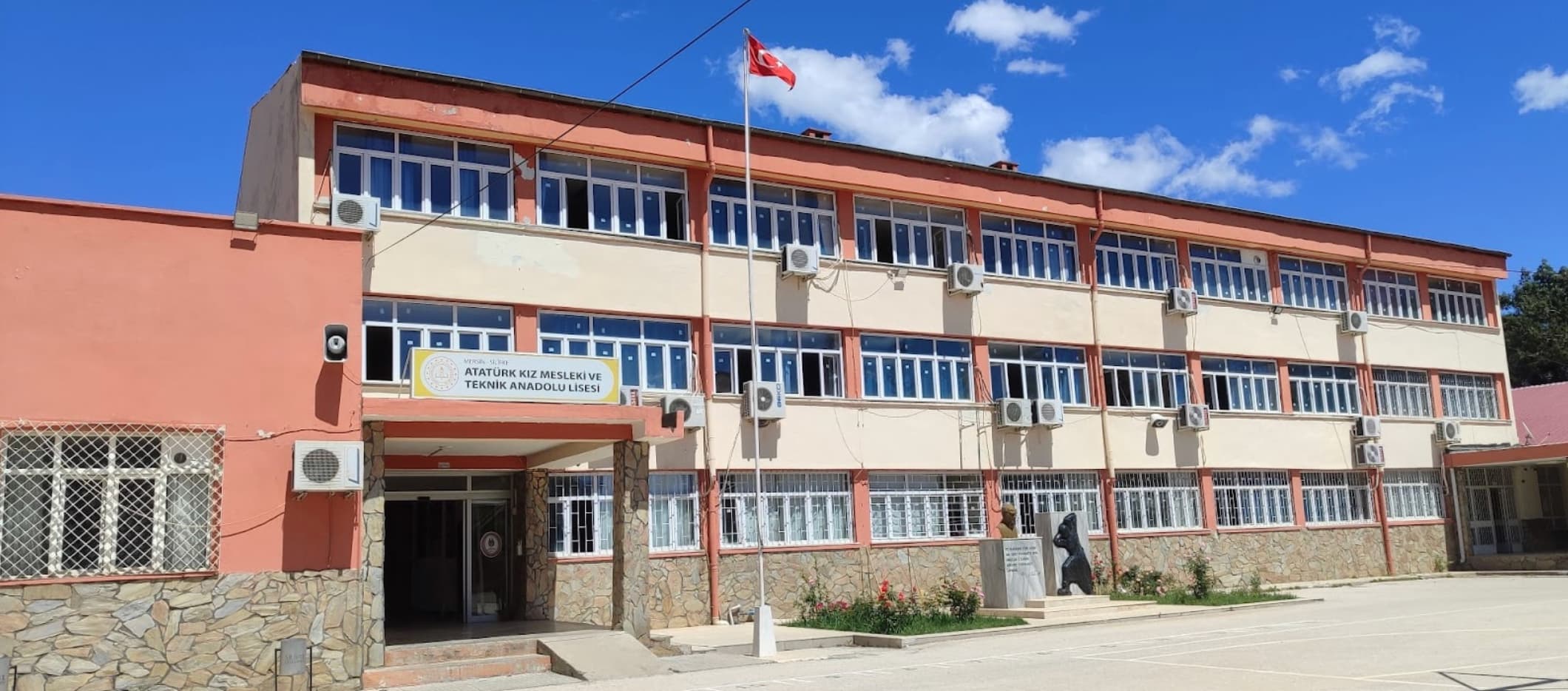 Atatürk Kız Mesleki ve Teknik Anadolu Lisesi
